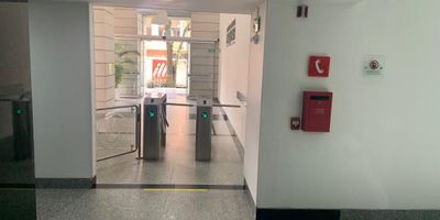 EXCLUSIVA OFICINA EN TERCER PISO EXTERIOR, 106 m2, ESPACIO ABIERTO, DOS GARAJES, EXCELENTES ACABADOS, DOS ASCENSORES, PLANTA ELECTRICA, BATERIA DE BAÑOS, RECEPCION DOBLE ALTURA, PISOS DE CIRCULACION EN MARMOL, TERRAZA COMUN, 24 AÑOS DE CONSTRUIDO.