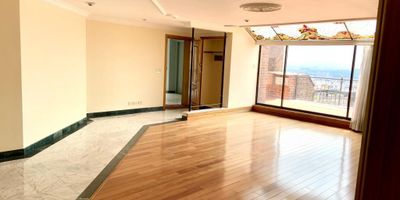 EXCLUSIVO APARTAMENTO DUPLEX CON ESPECTACULAR VISTA A LA CIUDAD, CUENTA CON ASCENSOR PRIVADO, CUATRO ALCOBAS CADA UNA CON BAÑO, ESTUDIO, SALON CON CHIMENEA Y TERRAZA CON VISTA A LA CIUDAD, HALL DE ENTRADA, COCINA, COMEDOR AUXILIAR, LAVANDERIA, CUARTO Y BAÑO DE SERVICIO, BAÑO SOCIAL, TRES GARAJES, DEPOSITO, PISOS EN MADERA NATURAL.