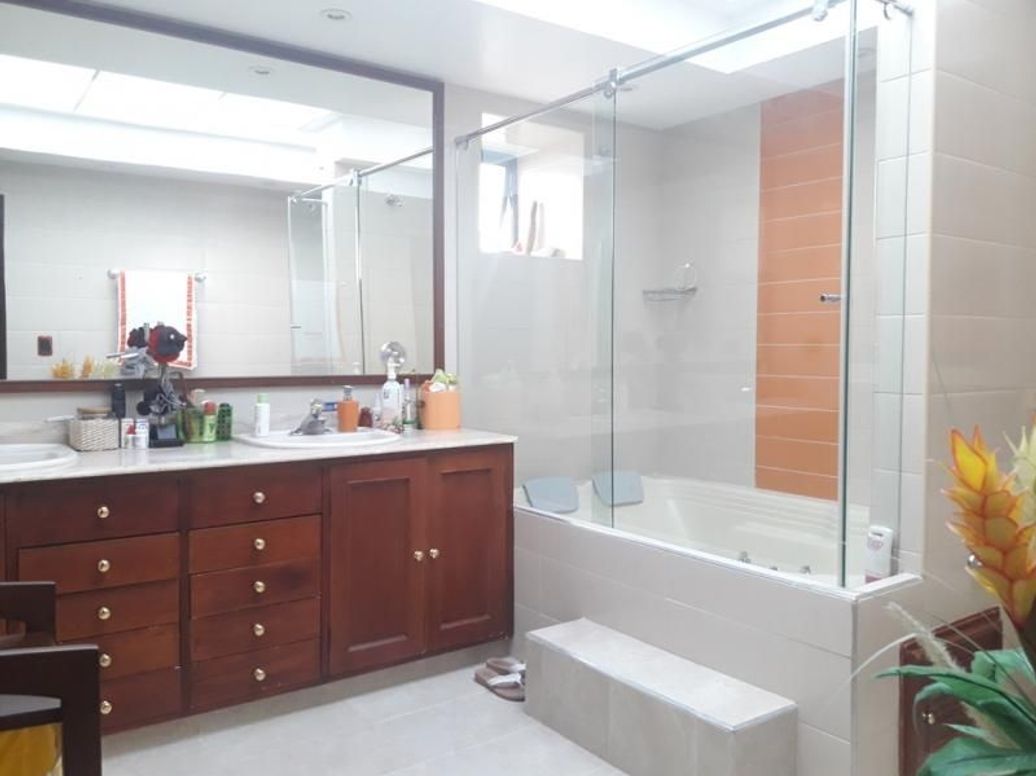 Apartamento de 4 alcobas en venta en Santa Barbara Central, Bogotá, 298 m² · foto 8 de 20