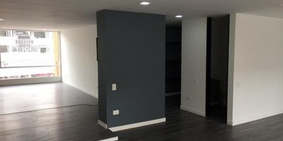 RENTANDO. OFICINA EXTERIOR, EXCELENTE UBICACIÓN, EDIFICIO EN PERFECTO ESTADO, TERCER PISO, ESPACIO ABIERTO, ILUMINACIÓN NATURAL, PISOS EN MADERA LAMINADA, COCINETA, BAÑO, GARAJE CUBIERTO, BAHIA DE PARQUEO, ASCENSOR, CIRCUITO CERRADO DE TV, PORTERIA 24 HORAS. 33 AÑOS DE CONSTRUIDO.