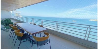 CÓDIGO 9288FR790. Apartamento frente al Mar en primera línea de Playa con Vista al Morro. Tiene Tres Habitaciones, cada una con Baño Privado y salida al Balcón, Walking Closet en la principal, Baño Social, Estudio, Sala Comedor, Cocina Equipada, Zona de Labores, Despensa, Alcoba y Baño de Servicio, y Parqueadero. El edificio tiene Piscina Semiolímpica, Sauna, Gimnasio, Salón Social, Cancha de Microfútbol, Zona Infantil, Planta Eléctrica, Tres Ascensores, Portería y Vigilancia. SI ESTA PROPIEDAD ES DE SU INTERÉS, CONTÁCTENOS Y AGENDAMOS UNA CITA.
