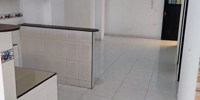 Se alquila apartamento quinto piso ubicado en el barrio Cristóbal colón. Consta de 2 habitaciones, baño social, sala comedor, cocina semi integral, zona de oficios y parqueadero de motos. Localizado sobre la carrera 39, vía principal. VALOR DEL CANON: $900.000 con servicios independientes. Para más información comuníquese al 3155019033