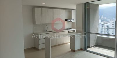 Apartamento en arriendo en Itagüí Suramérica, con lindos acabados, 78 mt², 2 alcobas, alcoba principal con baño, 2 closets, baño social completo, cocina integral con red de gas, zona de ropas y piso en cerámica.
Unidad  con portería 24 horas, ascensores, parqueaderos de motos comunes y un parqueadero privado, piscina y salón social. 
Ubicado en zona residencial de Suramérica, cerca del mall estación Estrella.&nbsp;
Información sujeta a cambios. Las imágenes de muebles, enseres, decoración y demás elementos son una referencia. Activos y Bienes, Inmobiliaria experta en administración, arrendamiento y venta de apartamentos, casas, locales, bodegas y oficinas en el Oriente Antioqueño, Medellín y toda el área Metropolitana.