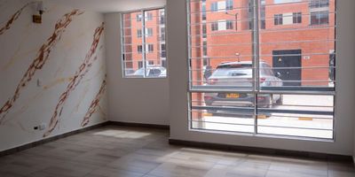 escubra este moderno apartamento en venta, ubicado en el exclusivo P.H. Riviera, en Chia. Este acogedor inmueble de cuarenta y cinco punto noventa y dos metros cuadrados construidos y cuarenta y uno punto sesenta metros cuadrados privados, se encuentra en el primer piso, ofreciendo comodidad y accesibilidad.

El apartamento cuenta con dos habitaciones y dos baños, un diseño ideal para parejas o pequeñas familias. Ademas, incluye un parqueadero, una ventaja significativa en la zona.

Situado en estrato tres, este inmueble tiene un valor de administracion de ciento noventa mil pesos y un valor de negocio de doscientos quince millones de pesos.

Chia es una ciudad en constante crecimiento, reconocida por su calidad de vida, tranquilidad y cercania a Bogota. Ofrece una excelente infraestructura de servicios, colegios, universidades y centros comerciales, ademas de amplias zonas verdes y opciones de entretenimiento.

Esta es una oportunidad inmejorable para adquirir su proximo hogar 