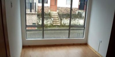 Casa de 2 pisos, cuenta con 5 alcobas, 1 baño, sala - comedor, cocina semiintegral, gas natural, madera flotante y pisos en cerámica, terraza, ubicada en zona comercial y residencial.

 
