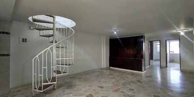 Apartamento duplex en venta en Invico en unidad cerrada, cerca a supermercados de cadena, rutas de transporte público y servicios complementarios de la zona. Cuenta con salacomedor, pisos en mármol, tres habitaciones con closet, tres baños, cocina integral en mesón de acero, estufa, calentador a gas y zona de ropas. La unidad posee de ascensor, portería, vigilancia de 12 horas circuito cerrado de tv. Inmueble sujeto a verificación de disponibilidad