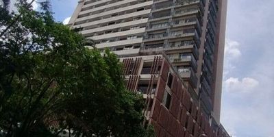 Descubre este amplio local para VENTA o ARRIENDO en DISTRITO VERÁ, en ciudad del Rio, espacio que integra el arte, la cultura, negocios, vida saludable, diseño, etc de 115 metros cuadrados, LOCAL 53.27 METROS, TERRAZA 62.17 METROS, en una ubicación privilegiada de la ciudad.  este espacio ofrece infinitas posibilidades para tu negocio.  Además, su distribución versátil se adapta a diferentes tipos de negocios, desde una boutique elegante hasta una oficina corporativa, gastronomía, No pierdas la oportunidad de establecer tu marca en este local único que combina estilo y funcionalidad en un mismo lugar.  Parqueadero de visitantes ¡Contáctanos para más información y haz realidad tu proyecto empresarial! JAIRO OCHOA PROPIEDAD RAÍZ - 6044486003
- 3154206842 - 3152044529