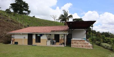 ¡Tu refugio campestre soñado te espera en Santa Rosa de Cabal! Esta espectacular casa campestre combina comodidad, amplitud y un entorno natural único, ideal para disfrutar de la tranquilidad y el aire fresco.

Ubicada en un lote de 2.500 m², esta propiedad ofrece todo lo que necesitas para vivir o invertir en un espacio exclusivo. Al ingresar, serás recibido por un encantador balconcito que da la bienvenida con un toque acogedor. La casa cuenta con una amplia zona húmeda que incluye un jacuzzi con capacidad para 12 personas, perfecto para relajarte y compartir momentos inolvidables con familia y amigos.

El parqueadero tiene espacio para 6 vehículos, 4 de ellos bajo techo, brindando comodidad y seguridad. Además, la propiedad incluye un kiosko de esparcimiento en obra negra, ideal para personalizarlo a tu gusto y convertirlo en el lugar perfecto para reuniones o celebraciones.

Como valor agregado, la propiedad cuenta con una construcción adicional que alberga 7 bodegas, ofreciendo múltiples posibilidades de uso, ya sea para almacenamiento, proyectos personales o comerciales.

¡No dejes pasar esta oportunidad única de adquirir una casa campestre con tanto potencial en una ubicación privilegiada! Contáctanos ahora y agenda tu visita. ¡Es el lugar donde tus sueños de tranquilidad y confort se harán realidad!
