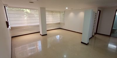 inmueble con amplios espacios e iluminación, alcoba principal con baño y closet, cuenta con bonita vista, unidad con amplias zonas comunes y fáciles vias de acceso.