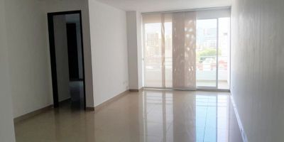Apartamento amplio y fresco en buen estado de 106 m2, consta de sala, comedor, balcón, cocina integral, zona de labores, cuarto de servicio con baño, hall de alcobas, habitaciones principal con su baño, dos alcobas auxiliares, baño auxiliar, parqueadero cubierto. El edificio cuenta con vigilancia 24 horas, piscina, salón social, bbq, juegos infantiles, planta eléctrica, ascensor,  excelente ubicación al norte, barrio Altos de Riomar.
