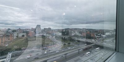 Venta y/o Arriendo Oficina y/o consultorio exterior 61 m2, capacidad para 5 puestos de trabajo, iluminación natural. Ubicada en decimo piso de edificio corporativo de doce pisos. La oficina cuenta con recepción, sala de juntas para ocho personas, oficina gerencial y un parqueadero privado. El edificio cuenta con sala de reunión para 60 personas, auditorio con capacidad para 100 personas, terraza de comidas, cocina tipo VIP, batería de baños para hombres, mujeres y discapacitados, en todos los niveles, vigilancia 24/7, tarjetas de acceso, cuatro ascensores, circuito cerrado de TV, sistema de sensores humo y movimiento y planta de suplencia total, parqueadero para visitantes, sistema de seguridad con rayos x, detector de armas, además 134 cámaras de seguridad. El sector se caracteriza por contar con parques públicos, hoteles, restaurantes, zona bancaria y comercial. Excelentes vías de accesos sobre la Autopista Norte, Calle Cien y Carrera Once. Transporte público cercano, SIPT y estación de Transmilenio Calle Cien..