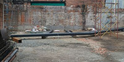 Descubre esta impresionante bodega ubicada en el barrio Naranjal, Medellín.
Con 350 metros cuadrados, ofrece un amplio espacio ideal para almacenamiento, producción o distribución. Su diseño funcional cuenta con  espacio versátil que se adapta a las necesidades de tu negocio y 2 baños para mayor comodidad de tu equipo. Además, dispone de  parqueadero que facilita la carga y descarga de mercancía de manera eficiente.
Esta propiedad es perfecta para empresas que buscan una ubicación estratégica y excelentes conexiones viales. ¡No dejes pasar la oportunidad de hacer de esta bodega el corazón operativo de tu empresa