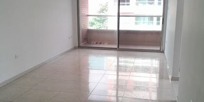 Se arrienda apartamento ubicado en sector norte de la ciudad, cuenta con dos habitaciones, dos baños, baño de servicio, sala, comedor, cocina integral, zona de labores, estudio, parqueadero cubierto. El edificio tiene vigilancia 24 horas, parqueadero de visitantes, salón social, Estrato 5.