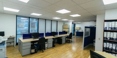 Venta de Oficina dúplex amoblada de 112 metros cuadrados, iluminación natural y buena ventilación. Ubicada en edificio corporativo. En el primer piso cuenta con recepción, isla con ocho puestos de trabajo, cocineta y dos baños, en el segundo piso cuenta con sala de juntas para seis personas, una oficina de gerencia y una oficina cerrada, un baño, cuarto de archivo y tres parqueaderos privados. El edificio cuenta con recepción, sala de juntas con capacidad para veinte personas, planta eléctrica de suplencia total, un ascensor, gabinete contra incendios, batería de baños para hombres y mujeres en cada piso y vigilancia 24/7. El sector se caracteriza por contar con parques públicos, hoteles, restaurantes, zona bancaria y comercial. Excelentes vías de acceso como la Carrera Séptima, Carrera Novena y Calle Ciento Veintisiete . Transporte público cercano SITP.