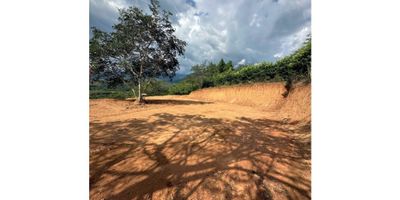 Lote en Venta – Parcelación en Sopetrán.

Lote ubicado en la exclusiva parcelación, en el municipio de Sopetrán, a tan solo 50 kilómetros de Medellín y a 3 kilómetros del parque principal. Se encuentra en una zona semiurbana de fácil acceso, con carretera completamente pavimentada.

El clima es cálido durante el día y agradablemente fresco en las noches. El terreno está a 750 metros sobre el nivel del mar, lo que ofrece condiciones ideales para disfrutar del entorno natural.

Se trata del Lote 96, con una extensión de 7.000 m², situado en la parte alta de la parcelación, lo que le brinda una vista privilegiada hacia las montañas y el río Cauca.

Es un lote completamente independiente, ubicado al final de la vía interna, lo que garantiza privacidad y tranquilidad al no tener tránsito vehicular continuo.

La parcelación está conformada por 123 lotes en total, en un entorno natural y exclusivo, ideal para desarrollar vivienda campestre o proyectos de descanso.

