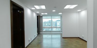 En Venta Oficina y/o Consultorio de 35 metros cuadrados, iluminación natural y buena ventilación. Ubicada en edificio corporativo y de salud. La oficina cuenta con espacio abierto para adecuar según necesidad, cocineta y un parqueadero privado El edificio cuenta con lobby, recepción, , auditorio con capacidad para 60 personas, cocineta en todos los pisos, planta eléctrica de suplencia total, dos ascensores, gabinete contra incendios, batería de baños para hombres y mujeres en cada piso y vigilancia 24/7. El sector se caracteriza por contar con parques públicos, hoteles, restaurantes, zona bancaria y comercial. Excelentes vías de acceso como la Carrera Quince, Avenida diecinueve, Autopista Norte y la Avenida Pepe Sierra. Transporte público cercano SITP.