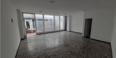 Local comercial en excelente estado, cuenta con amplios espacios, iluminado, baño, suelos en cerámica, sobre vía principal, zona comercial y residencial.
