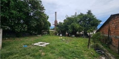 Venta de Lote ubicado en el sector El Ajizal de Itagüí, zona estratégica del sur del Valle de Aburrá, dentro del área metropolitana de Medellín. Cuenta con excelente acceso a transporte público, rutas integradas del metro e infraestructura urbana consolidada.

El lote tiene una extensión de 1.471 m2, de los cuales 386.84 m2 están construidos. Las edificaciones incluyen espacios de uso residencial e institucional, en un solo nivel. Hay 2 habitaciones, 2 baños, cocina enchapada, zona de ropas, cuarto útil, zonas verdes tipo patio y parqueadero para varios vehículos.

Está dentro del polígono ZU-R-25, según el POT de Itagüí. Permite proyectos residenciales, comerciales o mixtos, con altura máxima de 12 pisos, índice de ocupación de 80 por ciento y construcción hasta 3.0. Gran oportunidad de inversión en zona de alta demanda.

 
