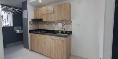 Este apartamento de 47.97 metros cuadrados se encuentra ubicado en el sector La Raya, La Estrella (Ant); una zona estratégica cerca de La Tablaza, con fácil acceso a transporte público y comercio local, ideal para quienes buscan comodidad y buena conectividad.
El inmueble está distribuido en tres habitaciones, un clóset, dos baños, sala-comedor, cocina integral, zona de ropas y ventanal, ofreciendo espacios funcionales, bien iluminados y con una distribución práctica para el día a día.
La unidad es abierta y cuenta con parqueaderos comunes, lo que la convierte en una excelente alternativa para vivir o invertir en un sector en crecimiento.
¡No dejes pasar esta oportunidad única! Contáctanos al 3012021300 para programar una visita y descubre más sobre esta increíble propiedad!