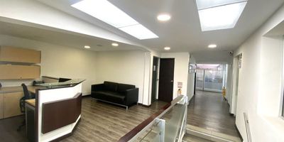 Casa en venta de 500m2 en El Polo. Usos múltiples, a pocos metros de la Cr 30 y Autopista. Fácil movilidad y transporte. Remodelada en muy buen estado y mantenimiento. Excelente distribución de espacios. Se desarrolla en dos niveles. Más de 20 puestos de trabajo. Sala de juntas, gran terraza cubierta, con lo cual se logra una excelente ventilación e iluminación natural en toda la casa. Oficinas independientes y compartidas. Recepción amplia. Zona de cafetería y cocina. Batería de baño por piso. 100% cableado estructural, racks y planta telefónica. 3 parqueaderos privados. Estrato 4.