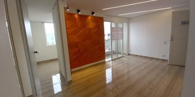 Gespron alquila espectacular apartamento en Ciudad Guabinas, Conjunto Residencial TURPIAL DE LA COLINA, Décimo piso con ascensor, zonas comunes: Salón social, piscina para adultos y niños, juegos de niños, zona BBQ, vigilancia 24/7. El apartamento consta de cocina integral completa, muebles superiores e inferiores, extractor de olor, estufa empotrada, zona de ropas, sala amplia e iluminada, con detalle en pared 3D, lámparas de lujo, balcón vista exterior, baño social completo con división en vidrio, mueble en madera, habitación principal con baño, división en vidrio, mueble en madera, closet de piso a techo, segunda y tercera habitación con closet en madera de piso a techo, PARQUEADERO COMUNITARIO. ¡QUE ESPERAS LLAMANOS YA 885 2929!