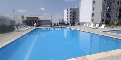 Se vende apartamento en obra gris en segundo piso (sin ascensor), ubicado en el Conjunto Residencial Nápoli, en el nuevo barrio La Nueva Italia. El apartamento cuenta con sala-comedor, dos habitaciones, la principal con espacio para baño privado y vestier, un baño social, zona de lavado y distribución lista para cocina. La propiedad se entrega en obra gris, ideal para que lo adecúes a tu gusto y presupuesto.

Excelente ubicación cerca de la Universidad Nacional, el SENA, supermercados, locales comerciales, estaciones de servicio, zonas verdes, jardines infantiles, canchas deportivas y vías de fácil acceso.

El conjunto residencial ofrece piscina, salones sociales, vigilancia 24 horas, parqueadero y amplias zonas comunes. Una oportunidad perfecta para invertir y personalizar tu nuevo hogar.