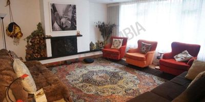 Apartamento de 160 mts2 en Edificio en buen estado ubicado en segundo piso exterior SIN ASCENSOR, esta organizado para hacer home office.  Al entrar al apartamento y atravesar la puerta principal, a mano derecha se encuentra un espacio amplio e iluminado diseñado para ser oficina, a mano izquierda se encuenta otra habitación, baño, CBS y lavandería.Para no sentir que la oficina está o hace parte de la casa, hay otra puerta que da acceso al "apartamento", que es de una habitación con sala, comedor, cocina abierta, cuarto amplio y baño.Muy buena oportunidad para invertir y REMODELAREl ACM arrojo precio de 967 millones y lo está ofreciendo 880 millones