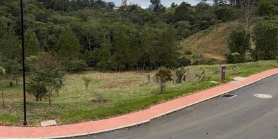 Lote Condominio Cerrado, Ubicado en el exclusivo municipio de El Retiro, a solo 40 minutos de Medellín, este lote de 2,700 m² es una oportunidad para quienes buscan tranquilidad, naturaleza y un excelente potencial de valorización.
