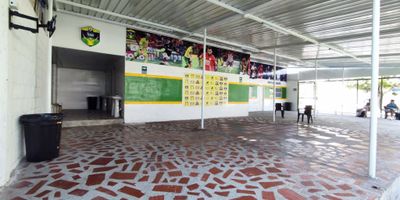 En venta lote ubicado en zona estratégica, ideal para consolidar ideas de negocio, actualmente funciona una cancha sintética, lo que lo convierte en un espacio versátil para uso residencial o comercial.