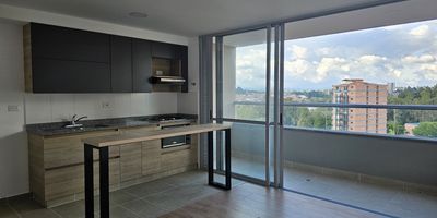 Estrena este moderno apartamento con 3 habitaciones, 2 baños, parqueadero sencillo y cuarto útil, con una hermosa vista a la ciudad. Ubicado en un completo conjunto residencial con piscina, gimnasio, canchas múltiples, cine, coworking, juegos infantiles, sport bar, zona BBQ, y mucho más. A pocos minutos del Centro Comercial San Nicolás, clínica y estadio. Comodidad, ubicación y calidad de vida en un solo lugar. AL