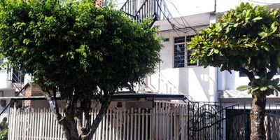 Se vende casa de cuatro niveles al sur de Cali, ubicada en el barrio San Judas Tadeo. Totalmente independiente en cuanto al ingreso y servicios públicos. Cada piso consta de sala comedor, cocina, 3 habitaciones amplias con closet, la principal con baño, más la habitación del servicio, baño social y zona de oficios. El primer piso cuenta con garaje. En el cuarto piso se encuentra una terraza. VALOR DE VENTA: $570 millones. Para más información comuníquese al PBX 602 5532727 o al 315 4596112
