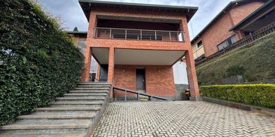 Casa en venta en Sabaneta, sector la Doctora, cuenta con 4 habitaciones, 3 de ellas con vestier y baño, 2 baños sociales, cocina abierta, red de gas, calentador, biblioteca, jardín espacioso, habitación del servicio, parqueadero para 4 carros, jacuzzi, chimenea, turco.
La unidad cuenta con piscina, salón social, cancha de basquetbal, portería 24 horas.
Cerca al parque de sabaneta, colegios, universidades, supermercados, vías de acceso al metro.