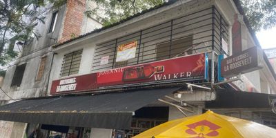 Local Comercial excelente ubicación piso 2  , consta de sala comedor ,cocineta estudio, 3 cuartos, 4 baños , patio de ropas.