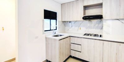 Apartaestudio en Arriendo – Edificio San Miguel, Bello (Piso 5)
Este apartaestudio es la opción ideal para quienes buscan un espacio acogedor, moderno y bien ubicado en el municipio de Bello. Ubicado en el Edificio San Miguel, ofrece una distribución práctica y funcional, perfecta para una persona o pareja.Cuenta con 1 alcoba con clóset, baño cabinado, sala comedor, y una cocina semi integral con red de gas, estufa y calentador de agua a gas. Su piso en porcelanato brinda un toque moderno, y dispone de una zona de ropas independiente, terraza y un práctico mezanine, que amplía las posibilidades de uso del espacio.servicios compartidos, parqueadero para moto
COD 7308