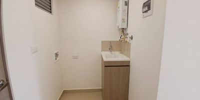 Arrienda este moderno apartaestudio de 40.80 m en el corazón de Rionegro, ideal para quienes buscan comodidad y excelente ubicación. Cuenta con una amplia habitación, sala comedor acogedora, dos baños funcionales y parqueadero propio, brindando confort y practicidad. Su diseño permite aprovechar cada espacio, garantizando luminosidad y ambiente agradable. Ubicado en zona central, con fácil acceso a transporte, comercio y servicios, es perfecto para profesionales o parejas