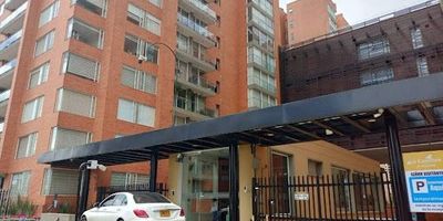 Espectacular Apartaestudio, cerca al aeropuerto, al terminal de transporte con importantes vías de acceso, Av. Boyacá, Av. Ciudad de Cali. Cl. 13 con centros comerciales en la zona, Multiplaza, Hayuelos, con espectacular panorámica, magnífica vista. 50m 1 habitación con walking closet, baño privado, baño social, cocina integral, sala comedor, parqueadero privado, juegos infantiles, cancha squash, piscina, gimnasio, zona BBQ, zona de fogatas, salón comunal. Zona tranquila y segura, ideal para parejas solas o persona individual. Cualquier información contactar al 3176437752 o al correo Juan.lamadrid@inmobiliariabogota.com. El equipo de Inmobiliaria Bogotá está comprometido a brindar una experiencia de vida excepcional para nuestros clientes desde el momento en que se unen a nuestra comunidad.