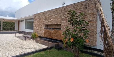 ¡Vive con elegancia, espacio y exclusividad en Rionegro!
Descubre esta espectacular casa en venta ubicada en uno de los condominios más exclusivos del municipio. Con un área construida de 350 m², esta propiedad ofrece el confort y amplitud que tu familia merece. Cuenta con 4 habitaciones amplias, 4 baños completos, diseño moderno y acabados de alta calidad que garantizan un ambiente acogedor y sofisticado.

Disfruta de zonas sociales ideales para compartir, cocina integral, amplios ventanales que llenan de luz natural cada rincón y una distribución funcional pensada para el bienestar. Además, incluye 6 parqueaderos, brindando toda la comodidad para tu estilo de vida.

Ubicada en condominio cerrado que ofrece tranquilidad, seguridad y entorno natural. Ideal para quienes buscan exclusividad sin alejarse de los principales puntos de interés de Rionegro.

¡City raíz busca su tranquilidad! – Código: 19515
Contáctanos por WhatsApp al 310 840 1461 o llamándonos al 604 411 7372
www.cityraiz.com