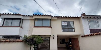 Casa en venta o arriendo ubicada en el barrio Pontevedra
Acceso cercano a avenida boyaca y calle 116
Estrato 4
Servicios independientes
Area aproximada 7 x 29 metros

Primer piso
Garaje para dos vehiculos grandes y varias motos
Jardin
Sala principal y sala de estar
Comedor independiente
Una habitacion o estudio con armario
Baño social
Cocina integral
Area de lavadero
Habitacion de servicio con baño
Patio auxiliar interior

Segundo piso
Tres habitaciones con armario
Un baño
Habitacion principal duplex con baño y armario

Publicado por Red Bienes Raices