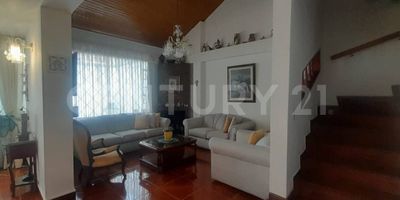 Espectacular casa de 3 niveles en Cedritos – El hogar perfecto para tu familia

Vive en una de las zonas más exclusivas y tranquilas del norte de Bogotá: Cedritos, un sector residencial por excelencia, rodeado de parques, comercio y con excelente conectividad para que disfrutes de la comodidad y tranquilidad que mereces.

Esta amplia casa de 3 niveles ofrece espacios bien distribuidos para toda la familia:

Primer nivel: Cocina integral, sala y comedor independientes, baño social, amplio patio interno, cuarto y baño de servicio, y parqueadero cubierto.

Segundo nivel: 3 confortables habitaciones y un baño.

Tercer nivel: 1 habitación principal, estudio, baño privado y altillo ideal para adaptarlo a tu necesidad.

Además, la casa cuenta con detalles que hacen la diferencia, como chimenea para crear un ambiente acogedor y un hermoso jardín para que disfrutes al aire libre junto a los tuyos.

Su ubicación estratégica te garantiza fácil acceso a vías principales, transporte público, parques, colegios y una amplia oferta comercial y gastronómica.

Si buscas un hogar donde la tranquilidad, la comodidad y la ubicación se encuentren en perfecto balance, esta es la casa ideal para ti. ¡Contáctanos y agenda tu visita!