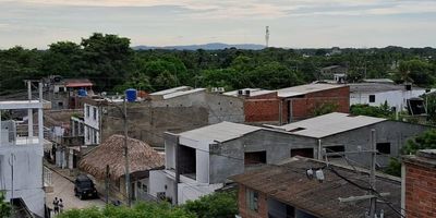 Super buen Hotel en un punto estratégico, cerca del Malecón y la playa, se vende a puerta cerrada y con toda la documentación del establecimiento, 20 habitaciones que estan distribuidas así: primer piso: recepcion, garaje sencillo, 9 habitaciones todas equipadas con aire acondicionado y baño completo,cocina integral, lavandería, segundo piso: 8 habitaciones todas equipadas con baño y aire acondicionado, balcon, terraza para acondicionar tercer piso: 4 habitaciones todas dotadas con aire acondicionado y 3 habitaciones para terminar, terraza, cuenta con nacimiento de agua.