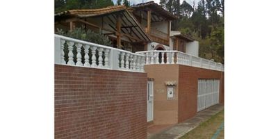 Se vende hermosa casa campestre enTinjaca, a 10 minutos de  la turística Villa de Leyva, con excelente clima,  situada en la parte alta de la población con excelente vista al valle de TINJACÁ.
Tiene un área de 520 metros cuadrados. 400 construidos, con jardines de plantas  ornamentales y frutales.
Consta de 4 habitaciones, 4 baños, cuarto de servicio con su baño. Tanque de agua de reserva, moto bomba e hidro presión. Gimnasio.
Cuenta con espaciosa terraza adornada con flores de la región , espacio adecuado para  descanso y disfrute a cualquier hora del día y disfrutar el  atardecer con vista al jardín.
En la parte interior de la casa encontramos el hall de recibo el cual nos lleva, en el ala izquierda, hacia la zona social : salon principal, living o segunda sala con chimenea, comedor amplio, y en un segundo nivel el Gimnasio.
Regresando al hall de entrada, hacia el ala derecha, encontramos el baño social o de urgencia ;luego subimos a un segundo nivel que nos lleva al estár de alcobas:3 habitaciones, cada una con closet de madera fina y amplio baños, uno cuenta con tina.
Luego subimos al tercer nivel donde está la biblioteca y un balcón con hermosas vistas del valle.
Posteriormente continuamos subiendo al cuarto nivel para acceder a una cuarta habitación, con closet y amplios ventanales.
Regresando al comedor, llegaremos a la cocina, área de lavandería y pieza de servicio con su baño.
Salimos a jardín, y encontramos la zona de BBQ y amplio patio.
En la parte posterior de la casa se localiza el área de vivienda para mascotas y 4 tanques aéreos de agua.
La vivienda posee cuarto de bombas e hidráulica. Cuanta con tres garajes y tanque de reserva de agua en la planta baja de la construcción.
 
