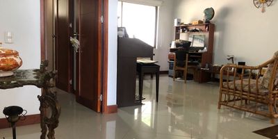 Venta de casa con JardÃ­n en la loma del chocho envigado sector muy exclusivo y tranquilo 
La unidad cuenta con 19 casas , tiene piscina , parque infantil y parqueadero de visitantes, muy tranquila con circuito cerrado de TV , porterÃ­a 24 horas y rondero durante el dÃ­a  habitada por personas de alta calidad humana.

La casa cuenta con alcoba en piso inferior con baÃ±o , parqueadero para 2 carros, cocina integral , sala , comedor , y jardÃ­n , 

En el segundo piso cuenta con dos habitaciones con baÃ±o y biblioteca o sala de Tv 
Area 196 mts .
Precio :$1150.000.000