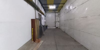 Descubre esta impresionante bodega ubicada en una zona privilegiada de la ciudad. Con 400 metros cuadrados de espacio, este inmueble ofrece infinitas posibilidades para tu negocio. Su diseño moderno y funcional se adapta a diversas necesidades, cuenta con piso trafico 5, ascensor de carga, dos baños  y en el segundo piso oficinas amplias  brindando comodidad y eficiencia en cada rincón. No pierdas la oportunidad de hacer de este lugar el hogar perfecto para tu empresa. ¡Contáctanos hoy y haz realidad tus proyectos!