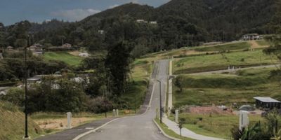 Se vende espectacular lote de 1.761 M2 en unidad cerrada de alta valorización, donde podrás construir la casa de tus sueños; 427 M2 en un solo nivel o 550 M2 en dos niveles. A solo 15 minutos de Medellín y Envigado, con doble acceso por Las Palmas y El Escobero. El conjunto ofrece una zona social de primer nivel con piscina, sauna, turco, salón multifuncional, juegos infantiles y portería 24h. Uno de los desarrollos urbanísticos más completos y exclusivos del sector. Inversión ideal para vivir rodeado de naturaleza con todas las comodidades. AL