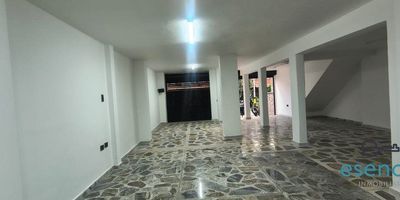 Local con area de 95 m2Ubicado en Envigado sector rel Trianon , cuenta con un baño, Cocineta, Red de gas.Inmueble cercano a Instituciones Educativas, Transporte Publico, Parques Cercanos, Zona Campestre, Supermercados y Zona Residencial.