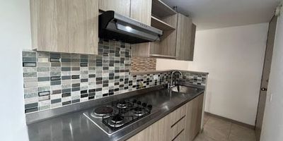 HERMOSO apartamento disponible para la renta en exclusivo sector La Cuenca cuenta con 70mt2 distribuidos en sala comedor, zona de ropas ,balcon con ventanal ,cocina integra , 3 habitaciones , 2 baños , parqueaderos , cuarto útil.
sala de estudio

la unidad cuenta con zonas comunes como juegos infantiles, zona de mascotas y portería 24 horas. para mas info

CAMILO GRANADOS inf 3044110438

