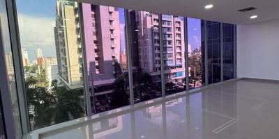 Local comercial disponible para arriendo en el barrio San Vicente, Barranquilla, Atlántico. Este espacio de 71 m² de área construida es funcional para su negocio, contando con 1 baño y 1 parqueadero. El inmueble, con 5 años de antigüedad, ofrece vigilancia y se sitúa en un sector estrato 5. El canon de arriendo es de $5,000,000, más administración aproximada de $539,738. Interesado en este local en arriendo en Barranquilla? Contáctenos para más información o coordinar una visita.