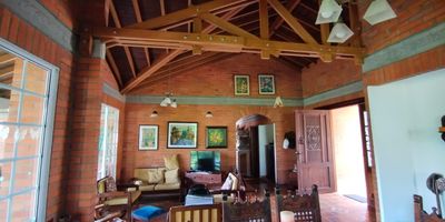 Casa Campestre en venta en la Vía Armenia en unidad cerrada, cerca a restaurantes, rutas de transporte público y servicios complementarios de la zona. Cuenta con salacomedor, pisos en baldosa, tres habitaciones con closet, dos baños, cocina integral en mesón de granito, estufa, calentador a gas, alcoba de servicio, zona de ropas, patio, jardín y antejardín. La unidad posee de seis parqueaderos con cuarto útil, salón comunal, parques infantiles, placa polideportiva, cancha de tenis y zonas verdes. Cuenta con circuito cerrado de tv, vigilancia y portería las 24 horas. Inmueble sujeto a verificación de disponibilidad.