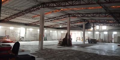 SE ESCUCHA OFERTAS, Descubre este magnífico local ubicado en segundo piso en una de las zona exclusiva de la ciudad. Con una extensión de 900 metros cuadrados, este espacio ofrece infinitas posibilidades para tu negocio. Para uso de gimnasio o call - center.  Está sin acondicionar, se realizan arreglos con las necesidades del interesado. Sus amplios espacios y su diseño moderno lo convierten en el lugar ideal para destacar y cautivar a tus clientes. No pierdas la oportunidad de establecer tu marca. ¡Haz de este local el escenario perfecto para el éxito de tu negocio!