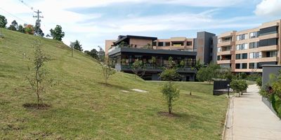 Vive la experiencia de estrenar tu hogar soñado a las afueras de El Retiro, Descubre este encantador apartamento para estrenar en una moderna urbanización campestre, diseñada para quienes buscan tranquilidad, conexión con la naturaleza y seguridad en un solo lugar. Ubicado en una unidad cerrada con vigilancia , este hogar ofrece un entorno sereno, rodeado de verde y aire puro, ideal para comenzar una nueva etapa.
Una habitación amplia y acogedora, Dos baños modernos y funcionales, Salón comedor con excelente iluminación natural, Cocina integral abierta, perfecta para compartir momentos,  Zona de ropas independiente,  Un gran balcón con hermosa vista interior al proyecto, el lugar ideal para tu café de la mañana o tus atardeceres favoritos.
Además, podrás disfrutar de completas amenidades que elevan tu calidad de vida, pensadas para tu bienestar y esparcimiento.
Un lugar que no solo se habita se vive y se disfruta